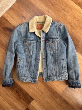 LEVI’S sherpa trucker jacket